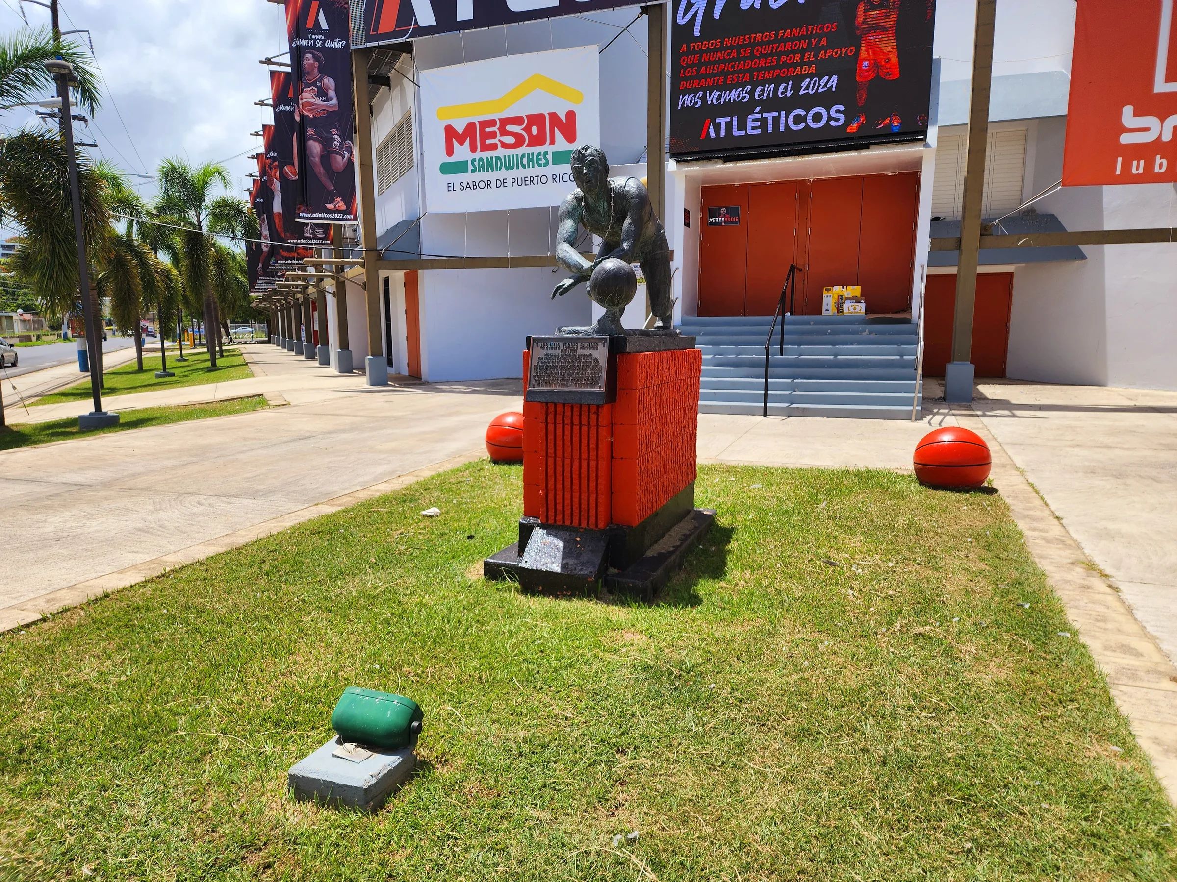 Escultura del Atletico Arquelio Torres Ramírez